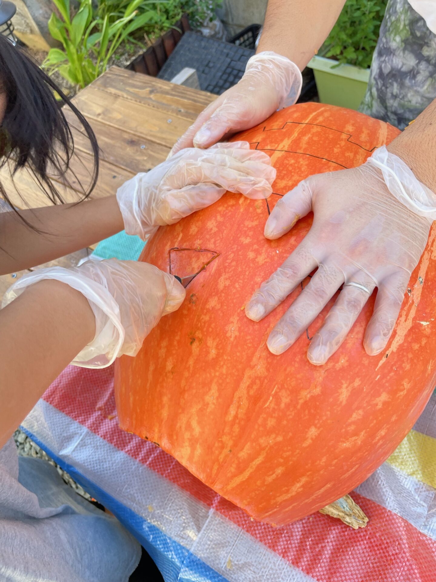 ハロウィンかぼちゃの顔を子供と一緒に掘る！