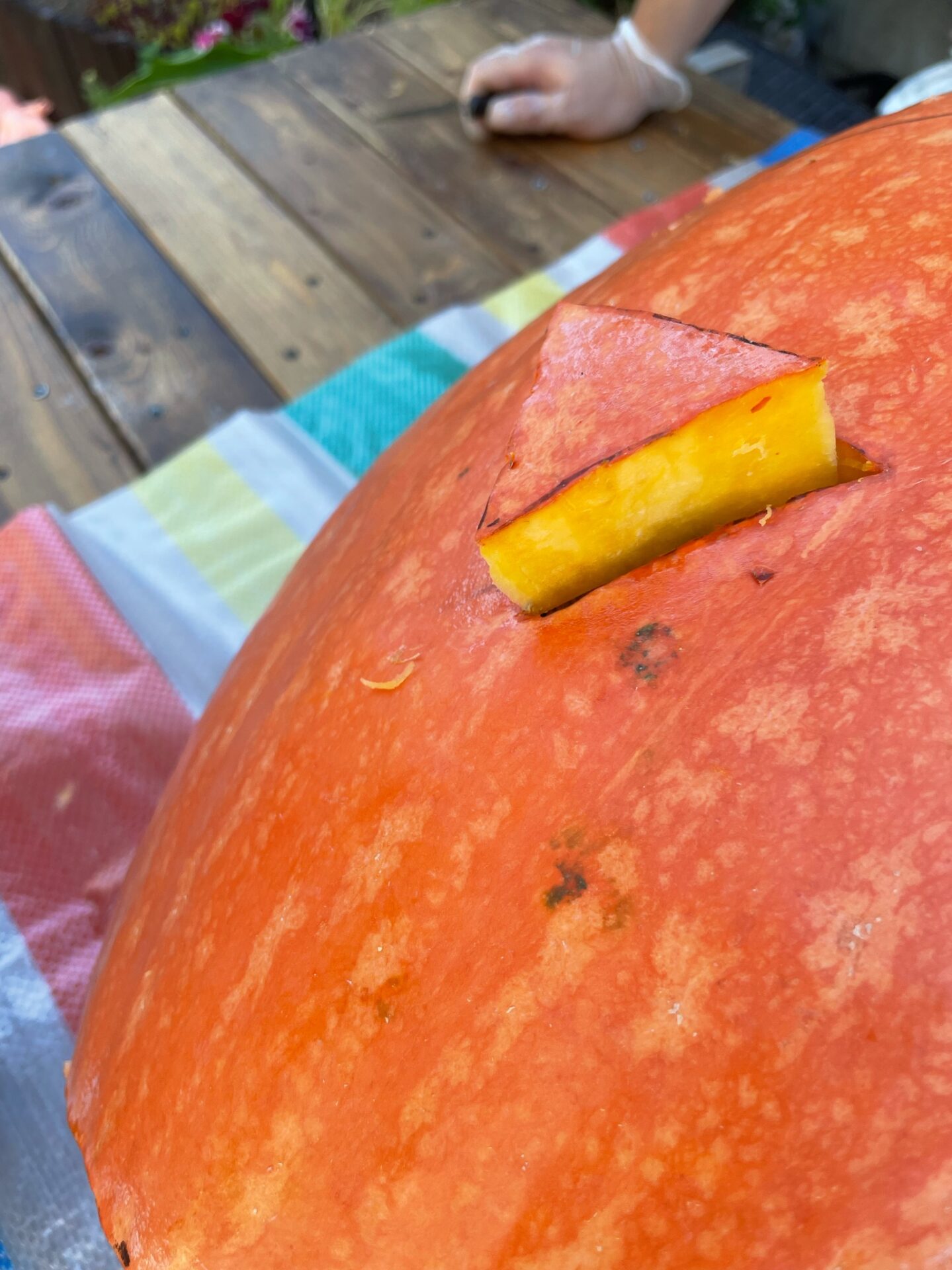 ハロウィンかぼちゃの顔を子供と一緒に掘る！