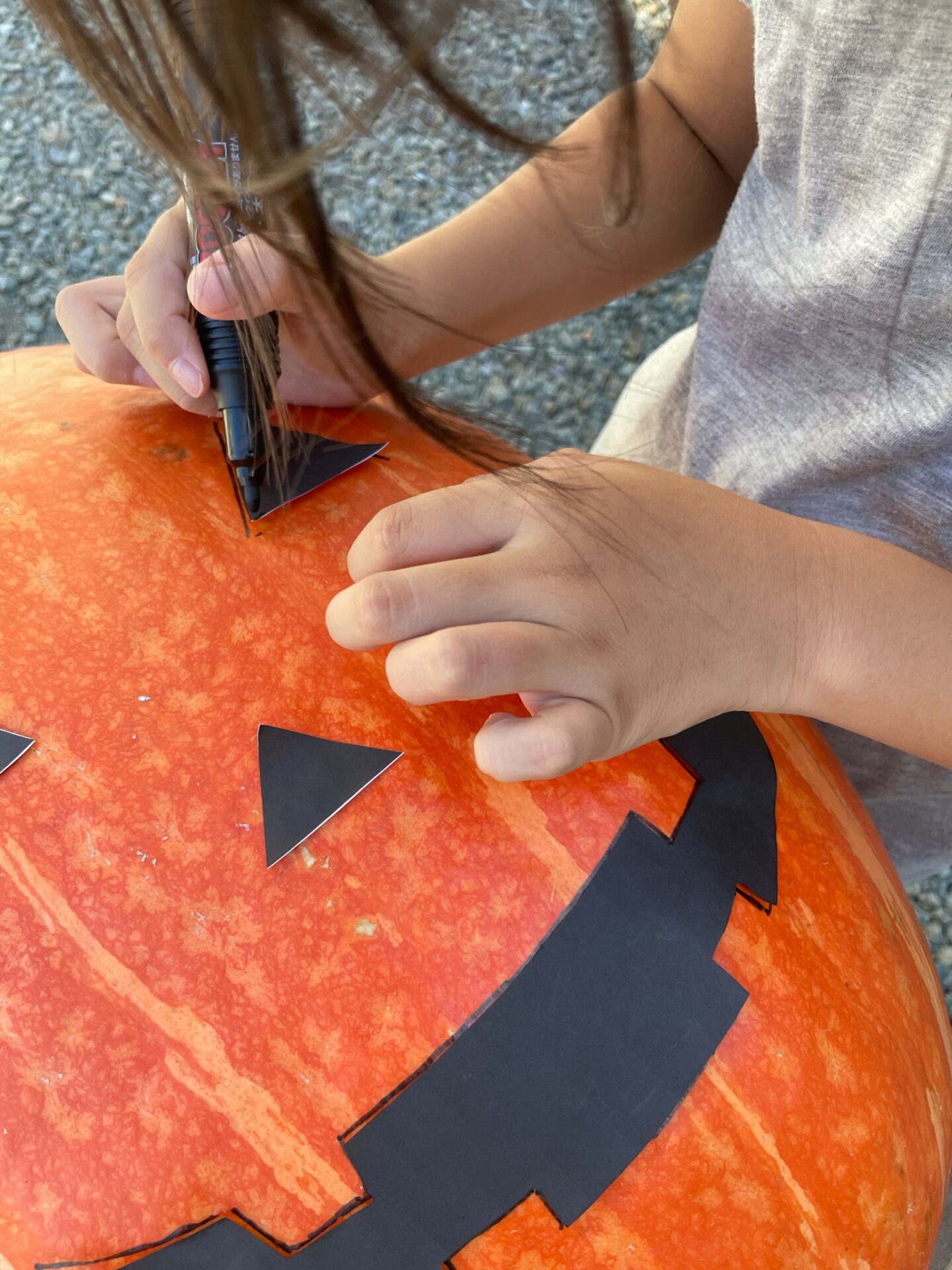 ハロウィンかぼちゃにマジックで顔を書く！